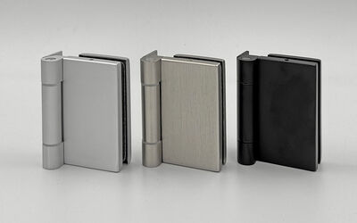 Oberflächen Beschlägeset – Silber matt eloxiert – Edelstahl ähnlich eloxiert geschliffen – Schwarz matt ähnl. RAL 9005 – Grau Metallic DB703 FS (ohne Abb.) – Weiß ähnl. RAL 9016 (ohne Abb.)