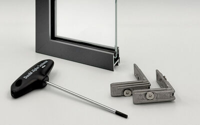 Spezial-Eckverbinder und Torx-Schlüssel für perfekte Gehrung.